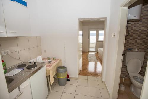 Apartments By The Sea Omis - 8334