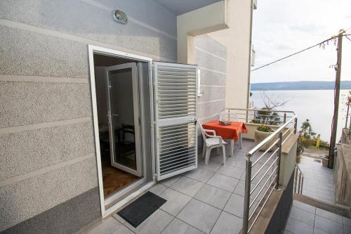 Apartments By The Sea Omis - 8334