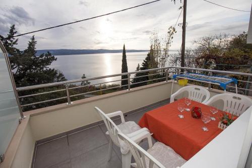 Apartments By The Sea Omis - 8334