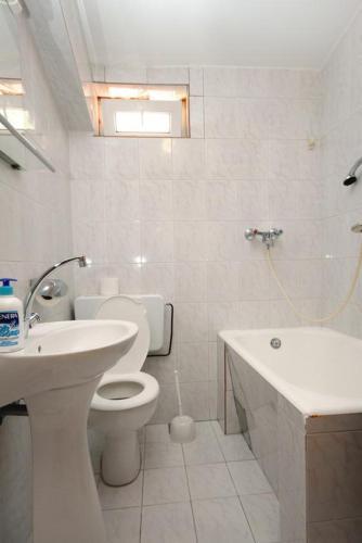 Apartments By The Sea Omis - 8334