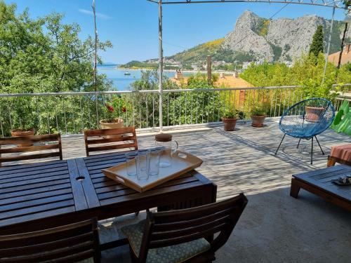 Cozy Apartment With A Spacious Seafront Terrace
