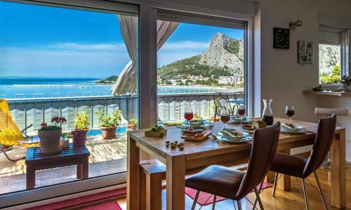 Cozy Apartment With A Spacious Seafront Terrace