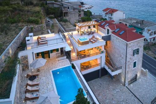 Villa Shoreline