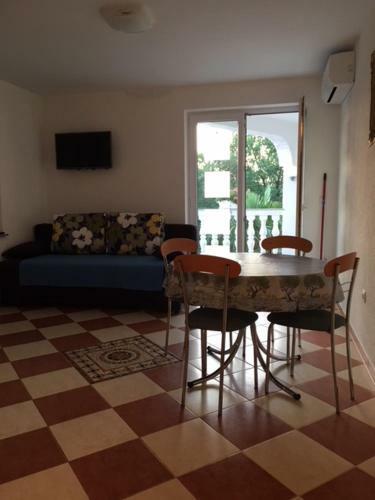 Zora's Apartments