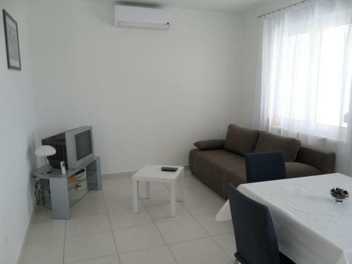 Apartments With A Parking Space Novi Vinodolski - 12498