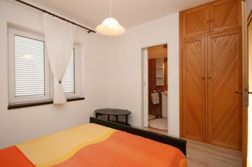 Apartments With A Parking Space Novi Vinodolski - 5529