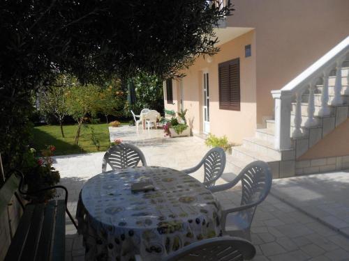 Apartments With A Parking Space Novi Vinodolski - 5587