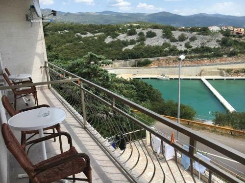 Apartments With A Parking Space Novi Vinodolski - 13159