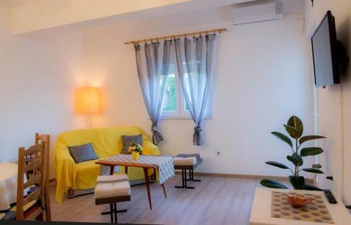 Apartments With A Parking Space Novi Vinodolski - 13159
