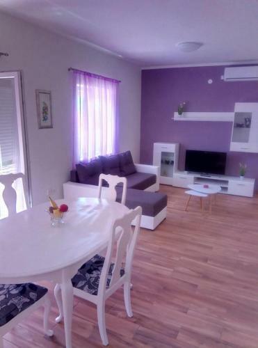 Apartments With A Parking Space Novi Vinodolski - 17596