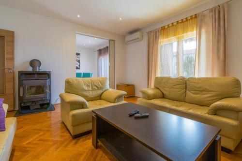 Apartments With A Parking Space Novi Vinodolski - 17359