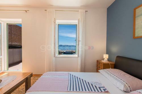 Seafront Apartment Mirta