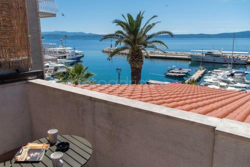 Seafront Apartment Mirta