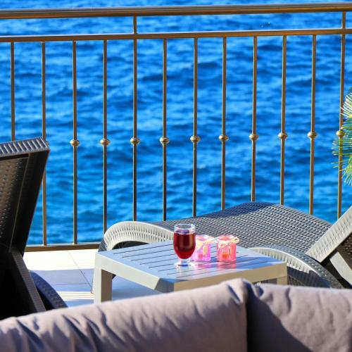 Dona Maria Seafront Villa With Pool
