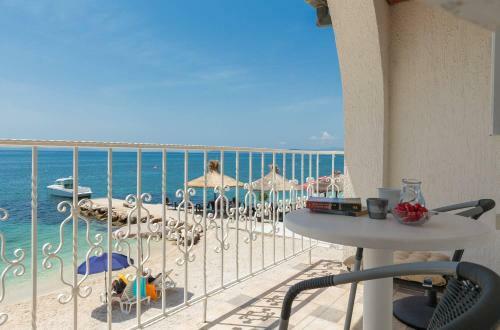 Sunrise Beach Apartments
