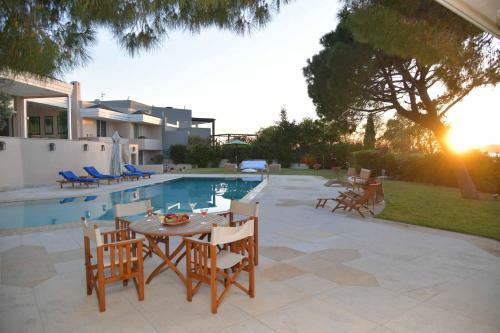 Black Diamond Luxury Seafront Villa Melina