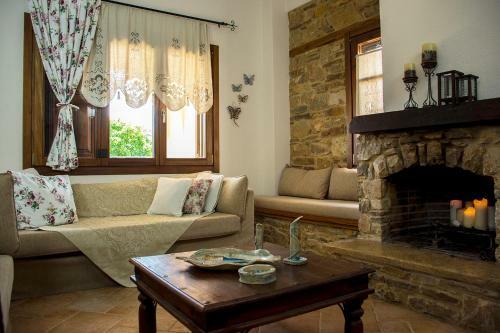 Rustic, Luxurious,garden Villa 70m From The Sea