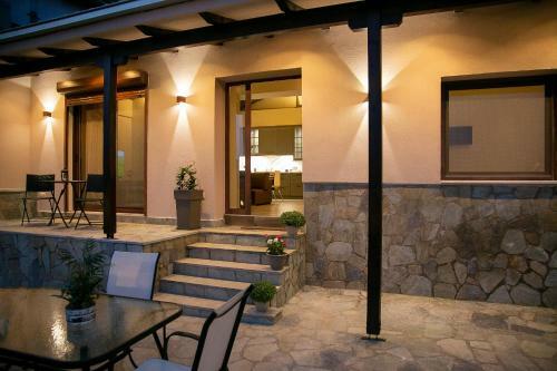Under The Rocks Meteora Panoramic View Villa