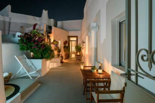Betty's Home Santorini