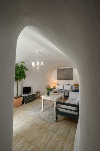 Betty's Home Santorini