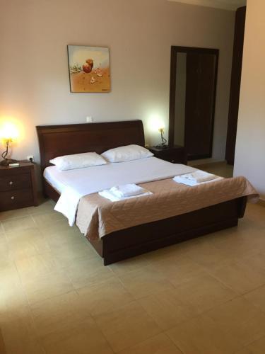 Villa Petrino - Central Flat Location Within Kassiopi. Sleeps 8