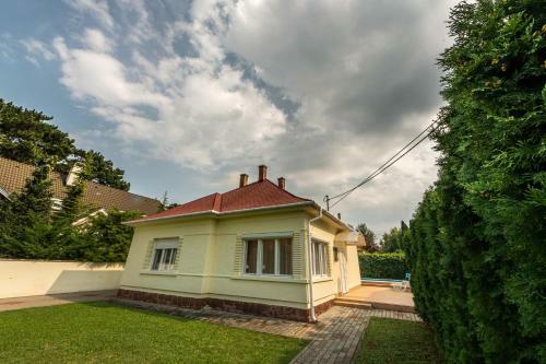 Dora H�z