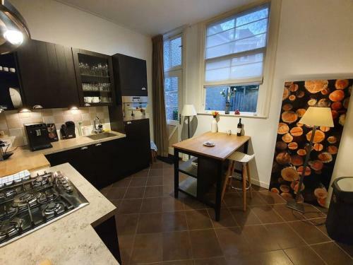 Canal House 8 Person
