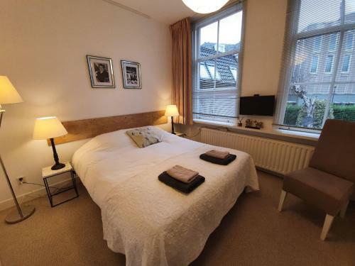 Canal House 8 Person