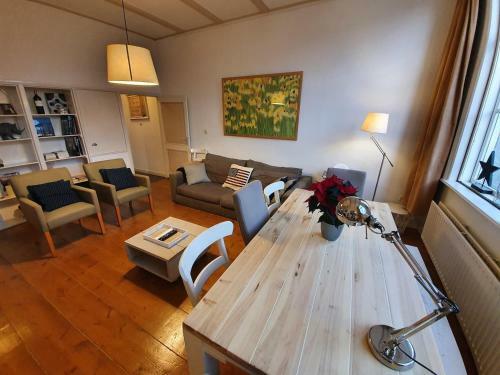 Canal House 8 Person