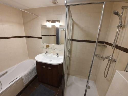 Canal House 8 Person