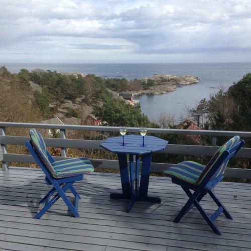 Idyllic Southern Cabin Near The Sea