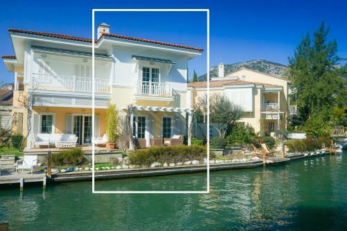 Romantic Canal Villa. Private Dock & Beach Access