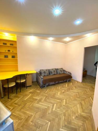 Apartment On Zaliznychna Street