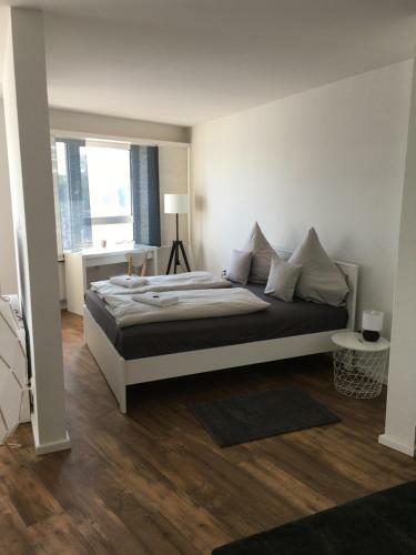 Apartment 6, Og 3