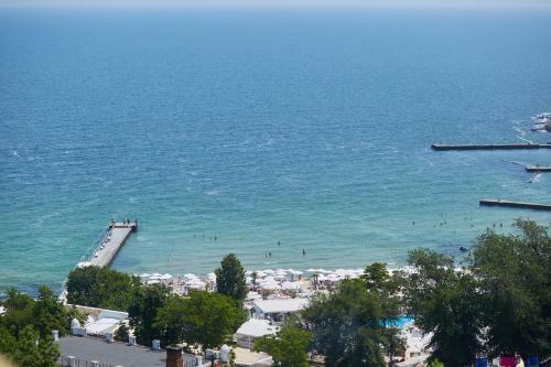 Gagarin Plaza Luxury Sea View Apartments