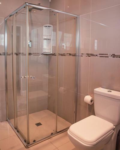 Exclusive Poolside Villa, Humewood