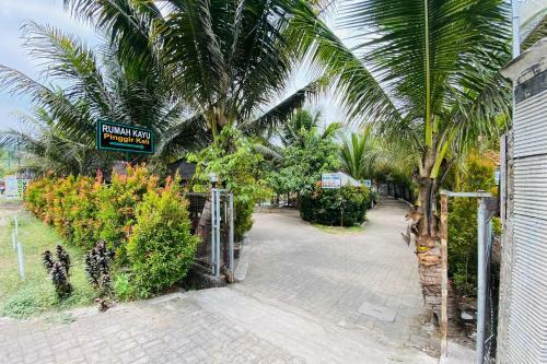 Hotel Rumah Kayu Pinggir Kali Redpartner