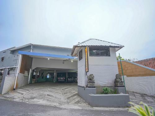 Oyo 90132 Lie Mas Hotel