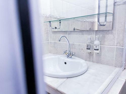 Hostal Amorus Guesthouse