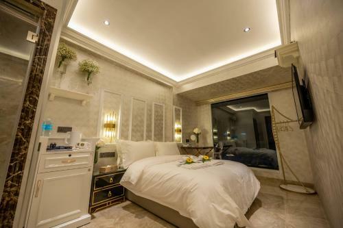 A Residence @ Between Hilton & Cititel Hotel