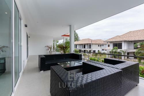 Modern 4 Bedroom Pool Villa - Vy