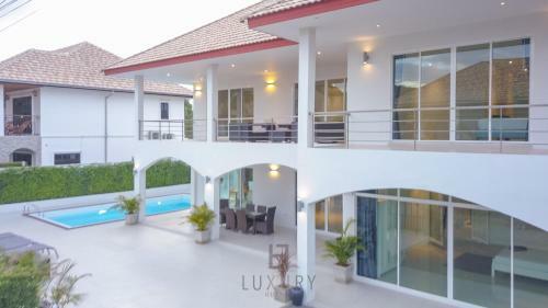 Modern 4 Bedroom Pool Villa - Vy