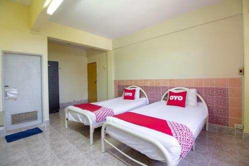 Oyo 75372 Flight Hut Hotel