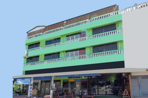 Oyo 75372 Flight Hut Hotel
