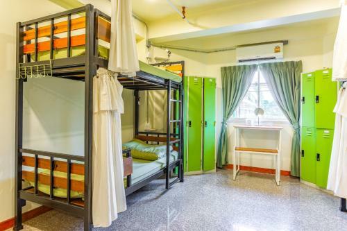 Hotel Vaccinated Staff - Oyo 928 Leaf Hostel