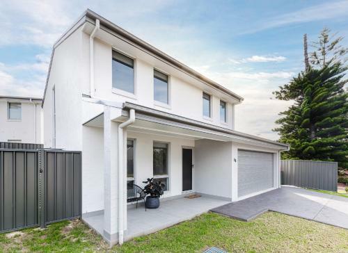 The Breeze Beach House At Little Beach, Nelson Bay