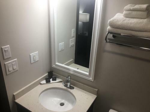 Hotel Homestead Inn & Suites