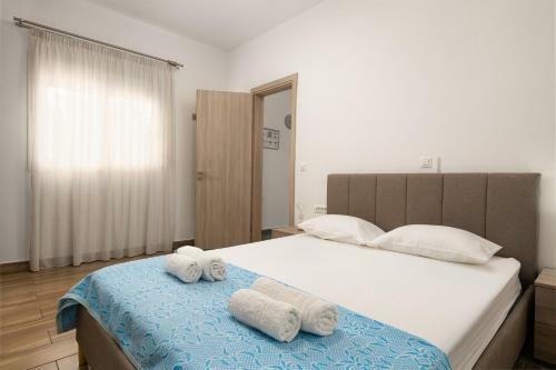Theros Luxury Apartment