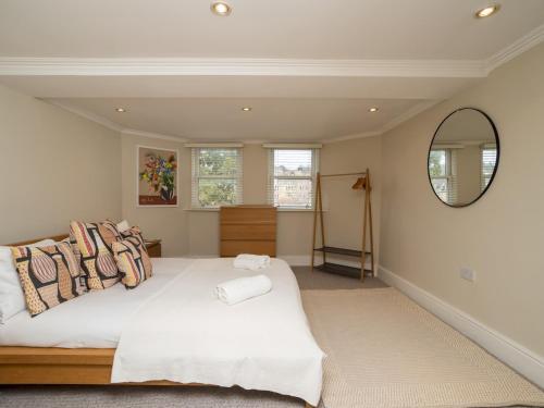 Pass The Keys Spacious 3 Bed Apartment In Prime Central Location