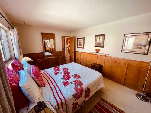 Sunset Mountain View Retreat W/ 2 Living Rooms